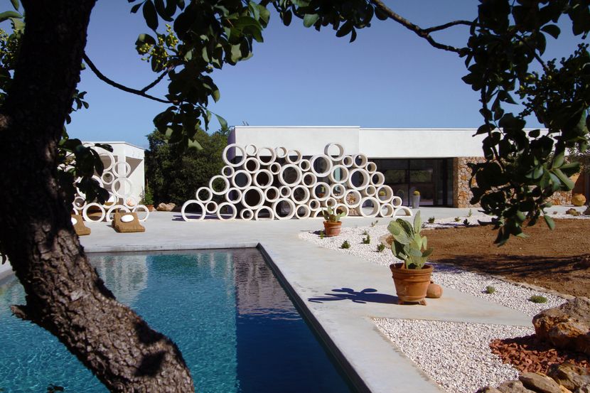 piscine intégré au site, pierre, claustra, art de vivre